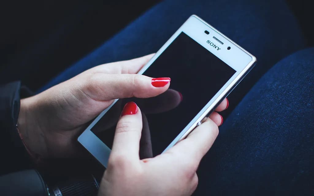 Mãos segurando um celular